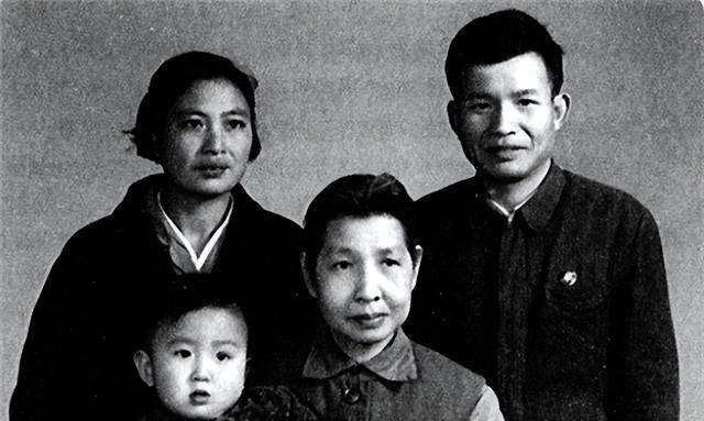 江西孤儿靠乞讨长大,23岁中央来人找他:你亲妈是个大首长_石来发_曾志