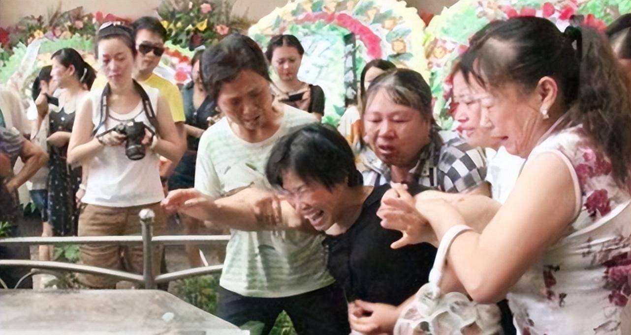 原创2012年邓锦杰为救一家三口牺牲被救者他没上来不关我的事