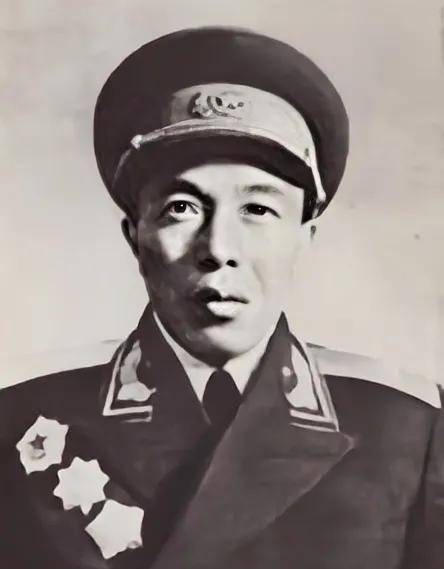 曾任红军闽北邵武独立团政治处主任,闽浙赣第3军分区司令员兼政委