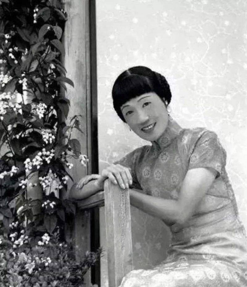 徐悲鸿在法国最高国际艺术学校里深造,蒋碧薇在一家法语学校,一边学习