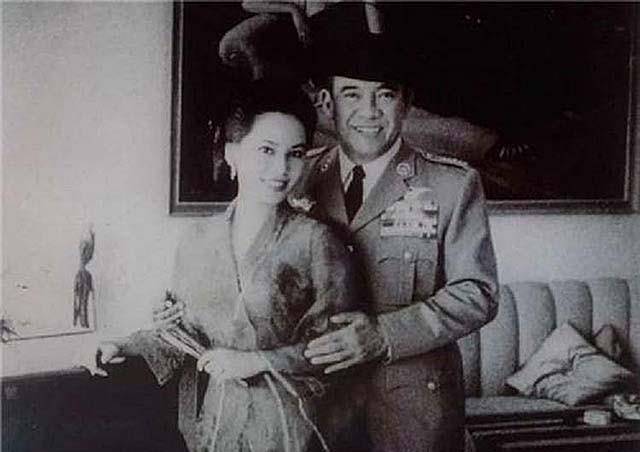 在临终前,他一直呼唤着"黛薇"的名字,然而那位美丽的黛薇夫人,此刻