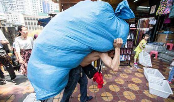 原创原创那张让人感动的重庆棒棒娃照片照片中的父子俩如今怎样了