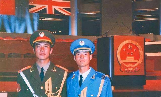 原创原创香港回归时英国提前结束升旗升旗手朱涛塞着棉花防止血流出