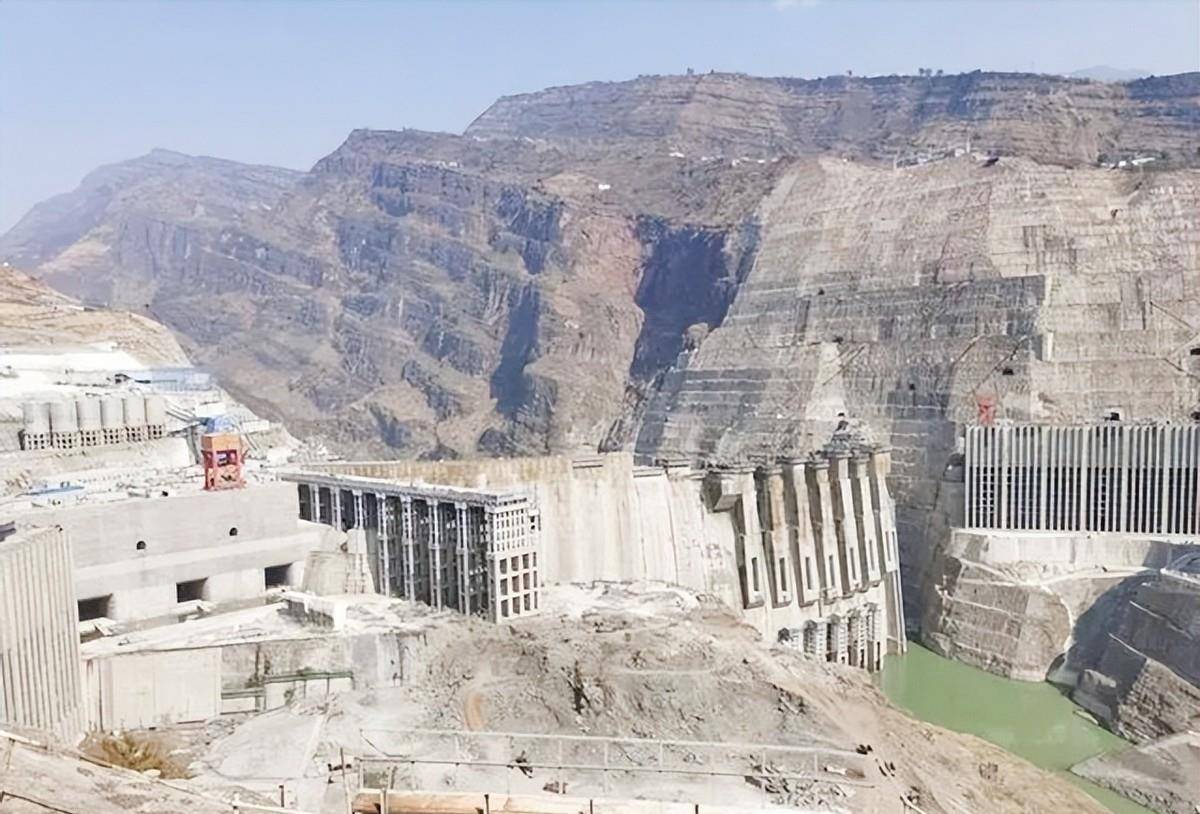 这主要是因为,大坝混凝土建成后要24小时和高强度的流水打交道,会发生