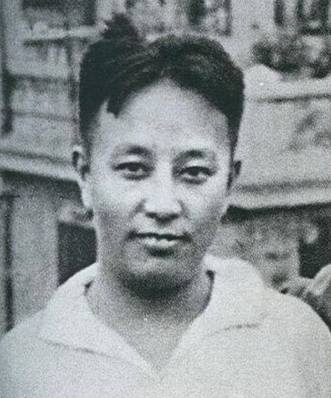 原创1945年王明与妻儿的一张合影妻子孟庆树长相清秀儿子天真可爱