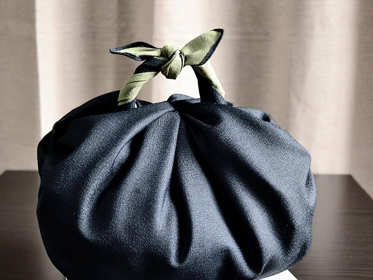 这个蓝布包洗了又洗,缝了又缝,但付三妮始终不舍得扔掉,那个没有陪她