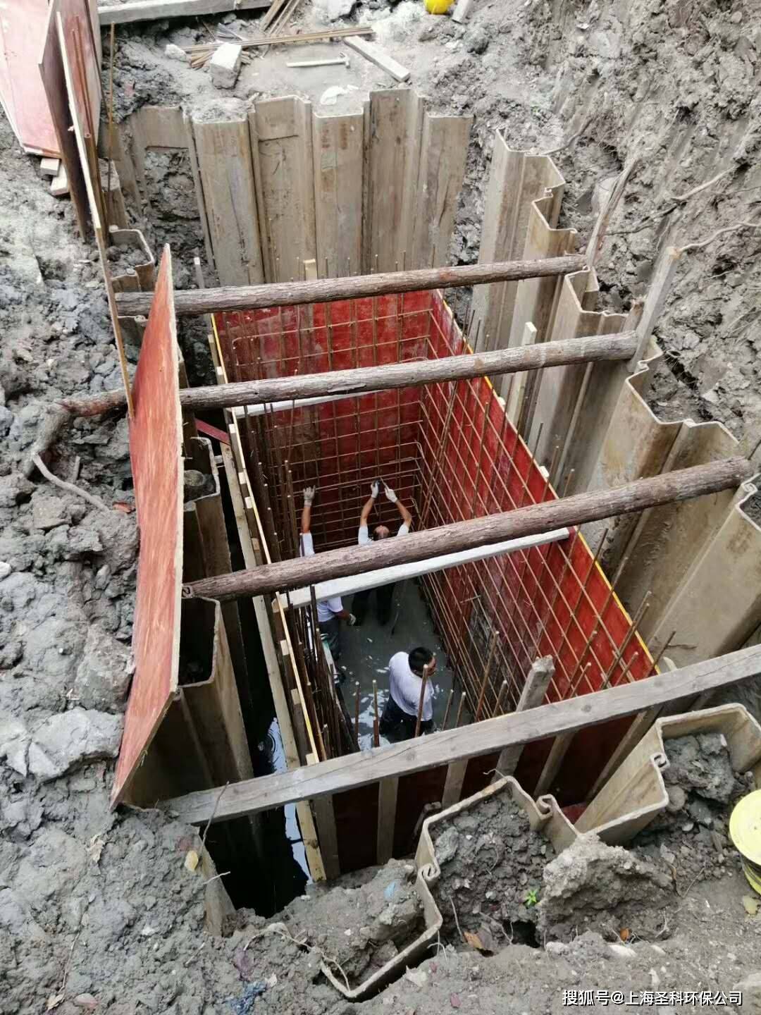 井口内模支设安放井盖采用杠杆吊挂井座,使用千丝把钢筋笼子吊挂在井