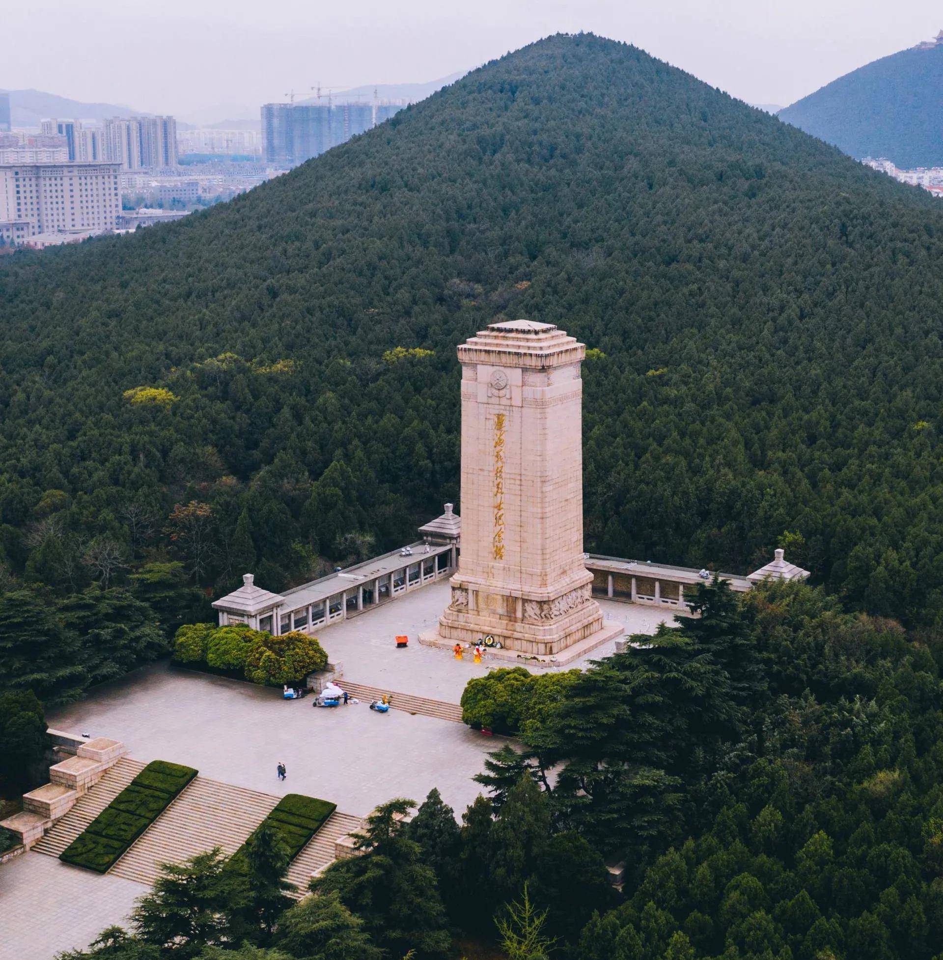 十, 西安中日友好纪念性建筑(阿倍仲麻吕纪念碑)建于1979年.