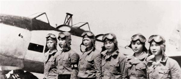 49年国军飞行员驾机投奔我军机舱里装满银元晚年待遇如何