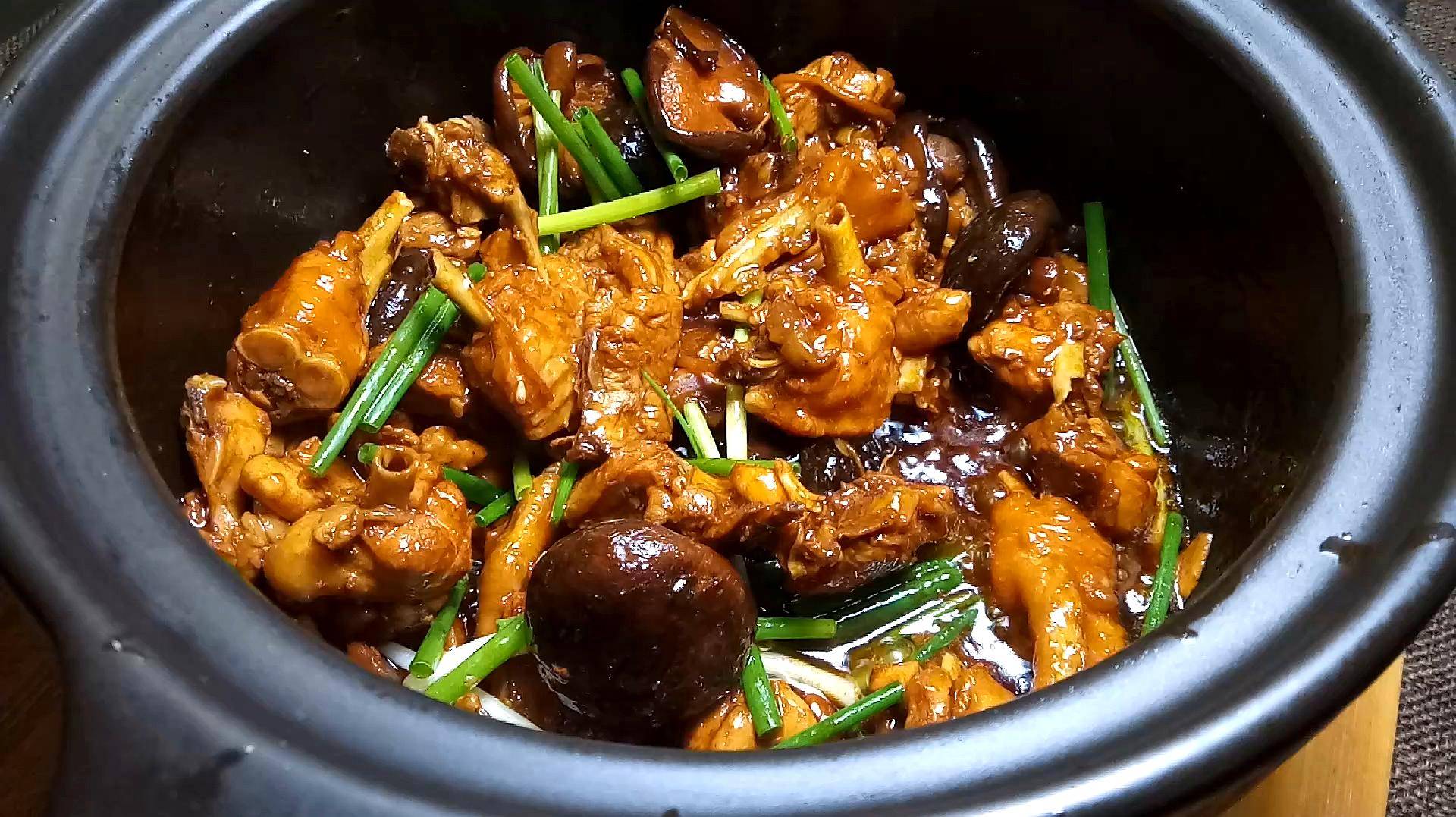 【美味家常】香菇鸡腿煲,暖心暖胃,家庭必备的下饭好菜!