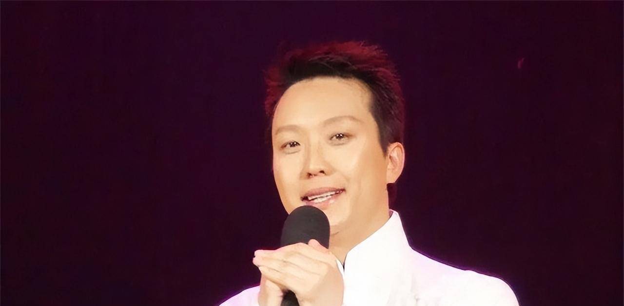 马洪才老师指导下,李玉刚学习了戏曲中的男旦的表演中的兰花指和水袖