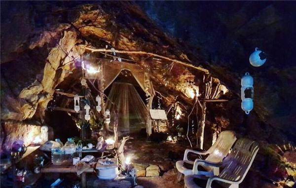 原创泰国流浪汉住山洞多名美女相伴警察却不干涉究竟为何