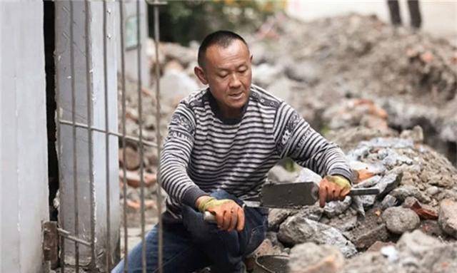 原创痴情民工吴加芳骑摩托车带亡妻回家为何不到半年就再娶