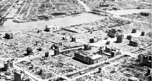 东京轰炸后一片废墟