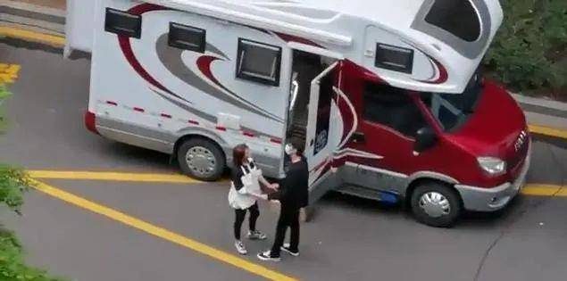 更有人拍到了两人不顾路人的注视,在房车前拉着手一晃一晃的聊天,今年