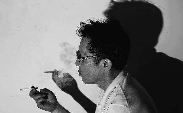 原创卧底刑警被迫吸毒沦为阶下囚是否该得到补偿卧底真需要染毒吗