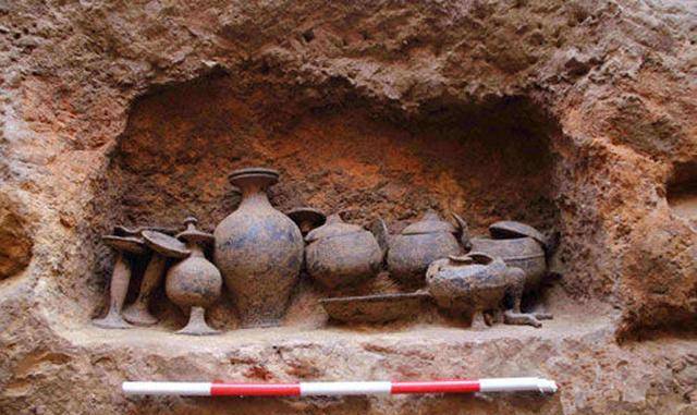 1974年,考古学家们意外在河北的三汲乡发现了一个古墓群.