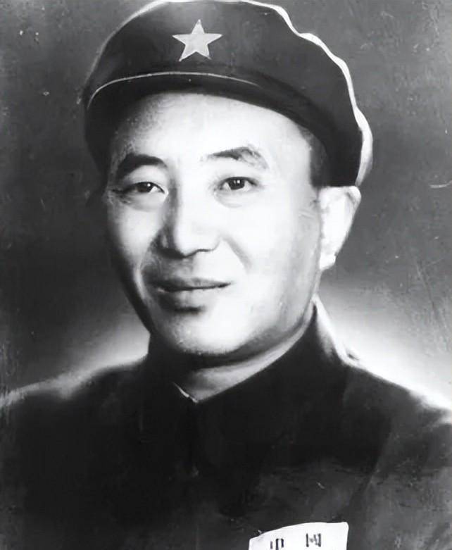 作为长官的罗瑞卿则需要在前面带队,只能偶尔跑到部队后面看一看体弱