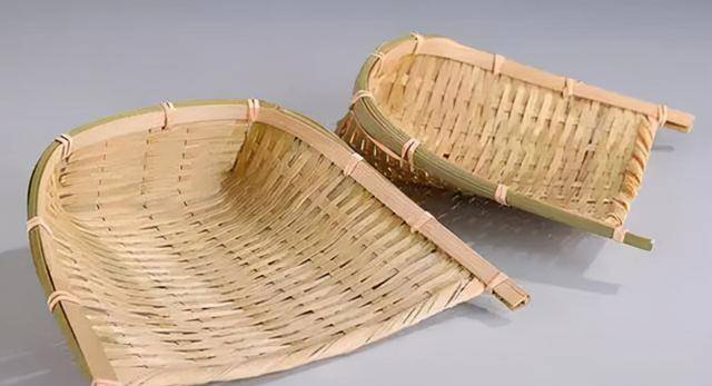 李佰洲初学竹艺时,只会编简单的簸箕,随着技艺越来越精湛,别人给的