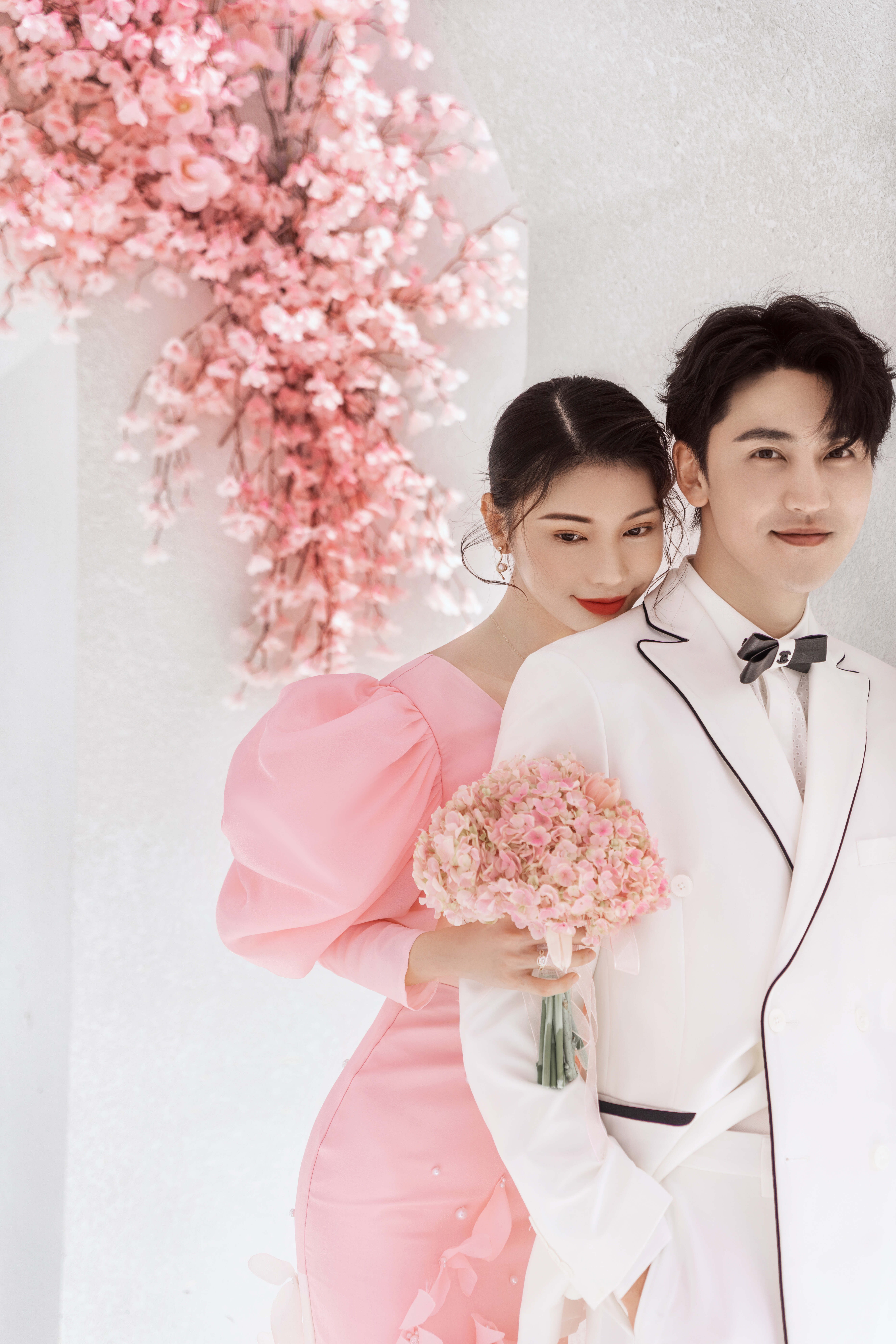 在旅拍婚纱照的过程中,摄影师团队的水平和风格会直接影响到最终的