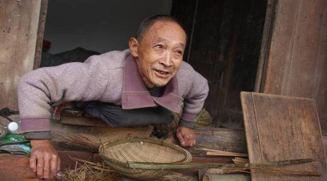 原创1976年农民26岁受伤瘫痪趴在门槛上赚钱靠编竹编养大女儿