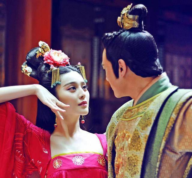 回宫之后的武则天成功的夺取了李治的宠爱,自从生下长子之后,这时