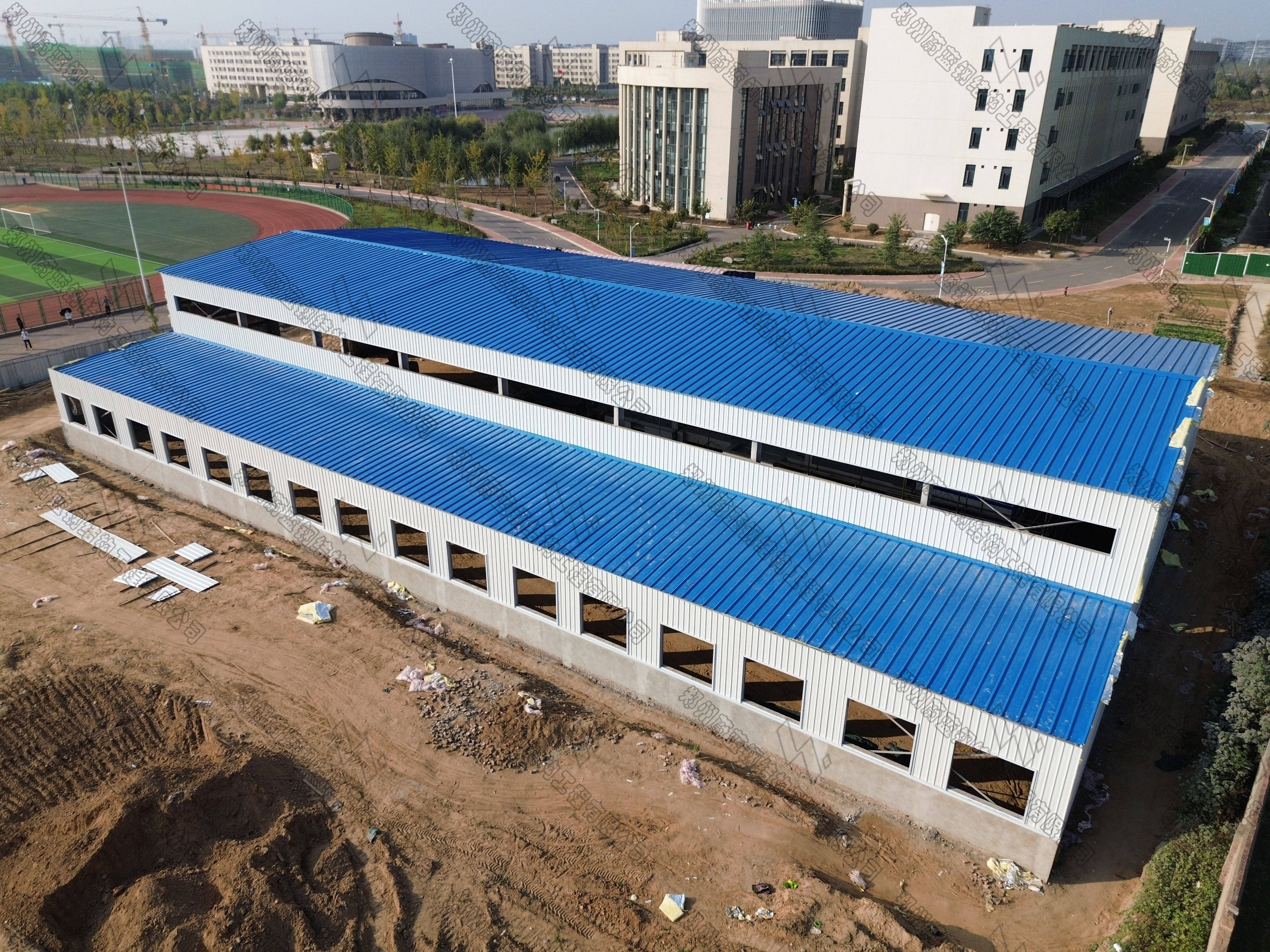 在厂房建设中,除主体结构外,外墙,屋顶等围护结构的选择也至关重要.