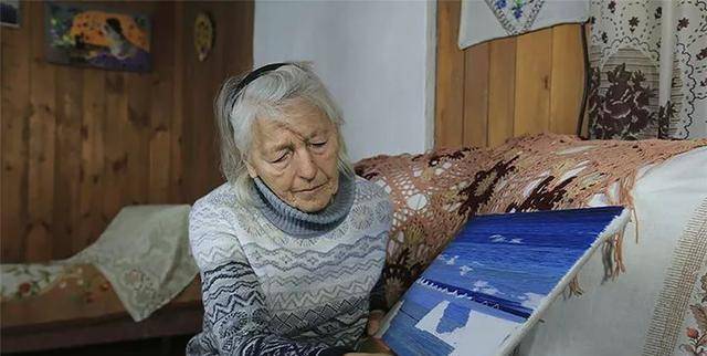 80岁独居贝加尔湖畔,出行靠溜冰喝水靠凿冰_lyubov_老奶奶_生活