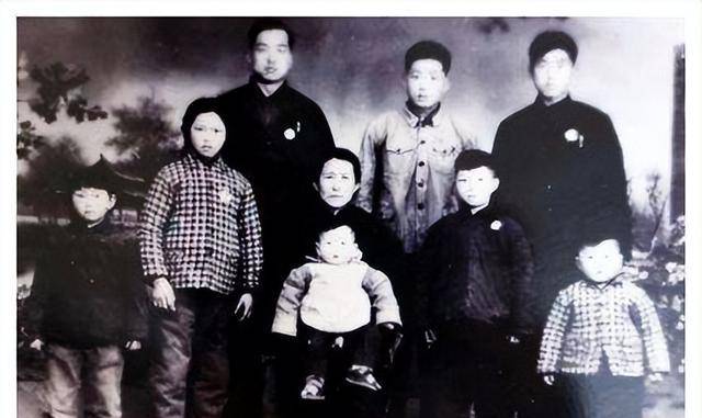 原创2008年大型慈善会男子问妻子再捐7000万可好身世揭开感动国人