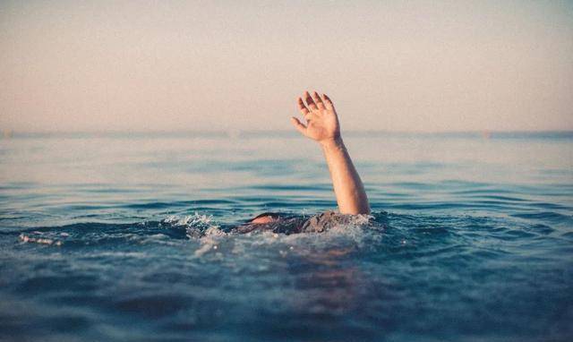 二,逃离的溺水者救助溺水者本身是一件危险的事情,我国之前也发生过