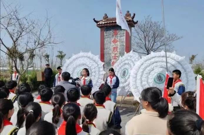 港头镇开展清明祭奠先烈传承红色精神主题教育活动