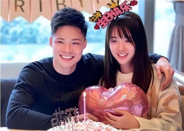 飞人苏炳添近况为妻子庆生拍2人合体照32岁娇妻靓丽如大学生