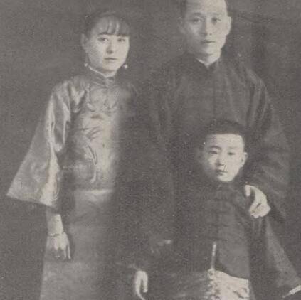那时候的荀慧生,家中已经娶了妻子吴春生,吴春生是个贤妻,除了打理家