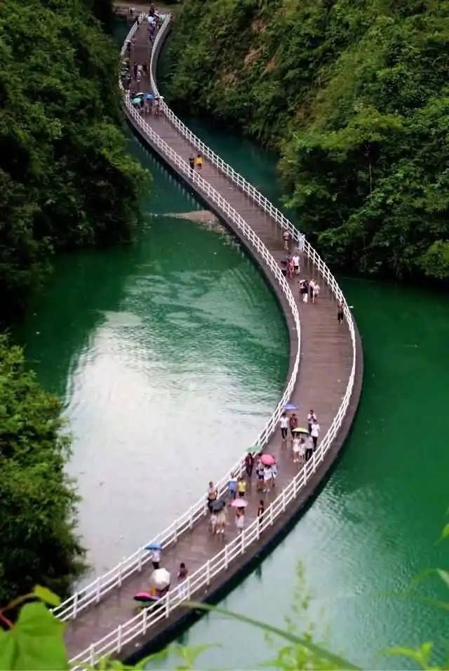 又能感受到土家族的历史与文此外,还有神农溪,梭布垭风景区,石门河