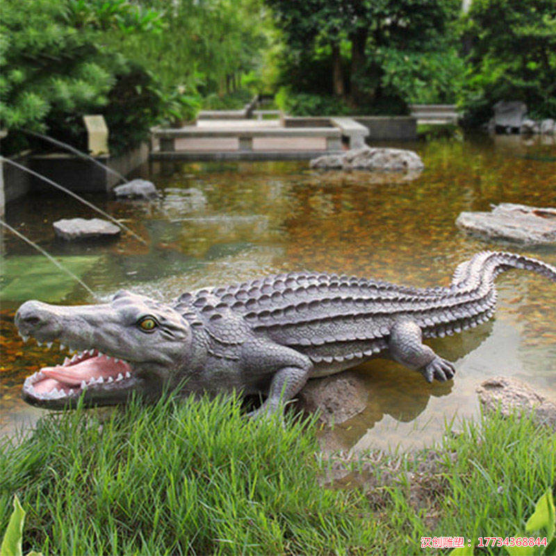 玻璃钢仿真鳄鱼雕塑 公园水池景观动物装饰摆件_游客