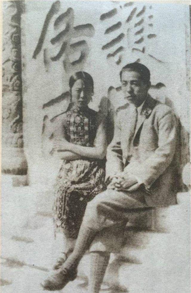 对于张学良的兄弟姐妹,她不管是哪个妈生的,一律拿他们当亲兄弟姐妹