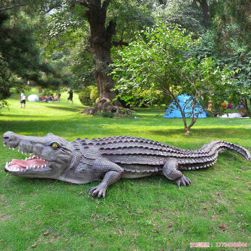玻璃钢仿真鳄鱼雕塑公园水池景观动物装饰摆件