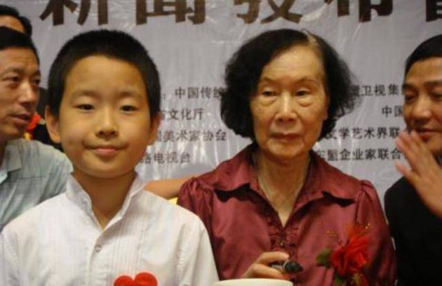 原创书法神童何世龙11岁四字卖出11万如今直播为何被骂骗子