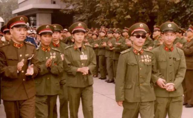 原创1984年大阅兵受邀参加的18岁老山战地最美女医护钟慧玲近况如何