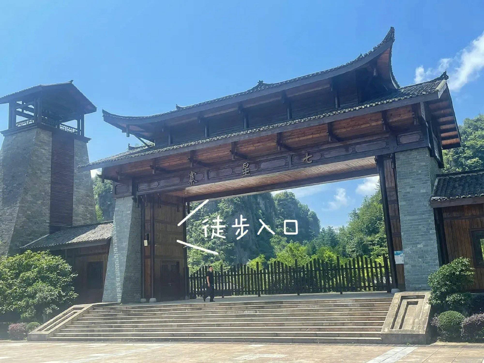 以恩施大峡谷为例,门票价格为130元/人,观光车费用为50元/人.