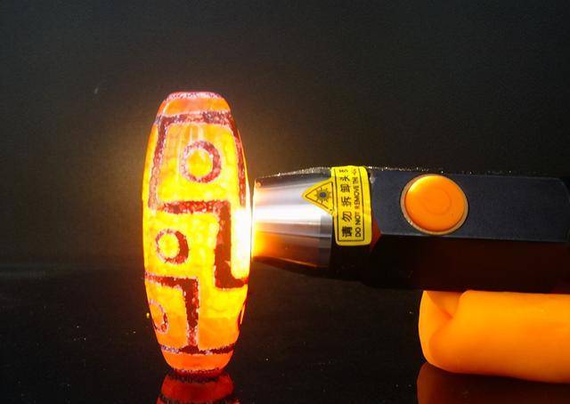 天珠,又名蚀花玛瑙珠,九眼珠,九眼石页岩,天降石,藏语叫(si,斯),是"神