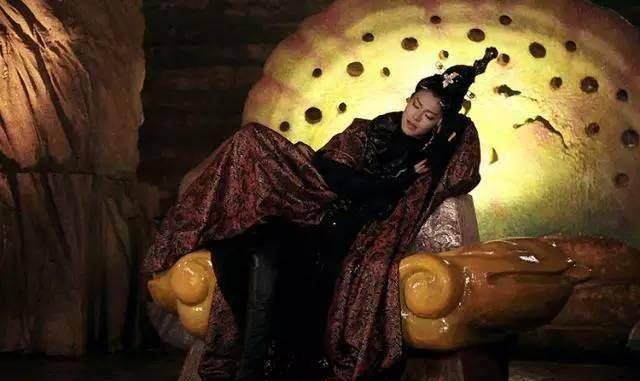 白骨精背上那行字谁刺下的没结婚为何叫白骨夫人