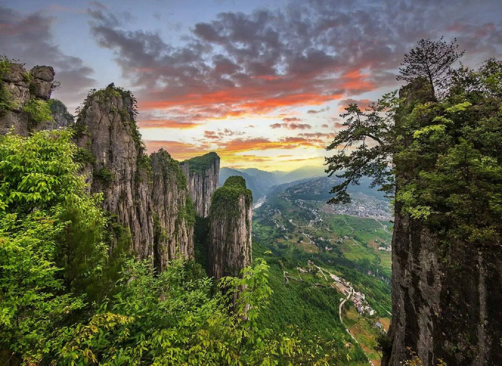 这里有雄奇险峻的大峡谷,有碧波荡漾的凤凰山,还有古朴原始的土家族