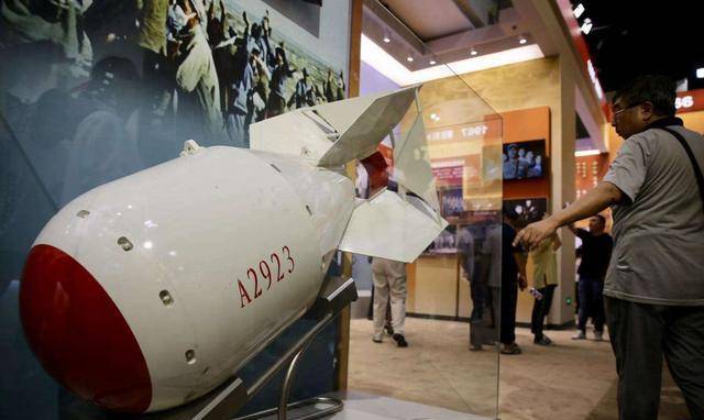 原创中国的第一颗原子弹爆炸的时候各国是什么反应苏联很惊讶