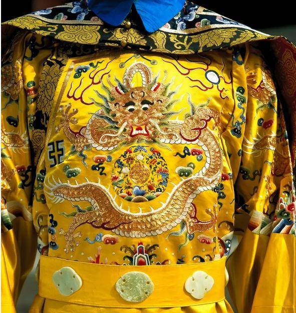 原创绣女必须父母双全还有固定的绣花时间一件龙袍的制作要2年