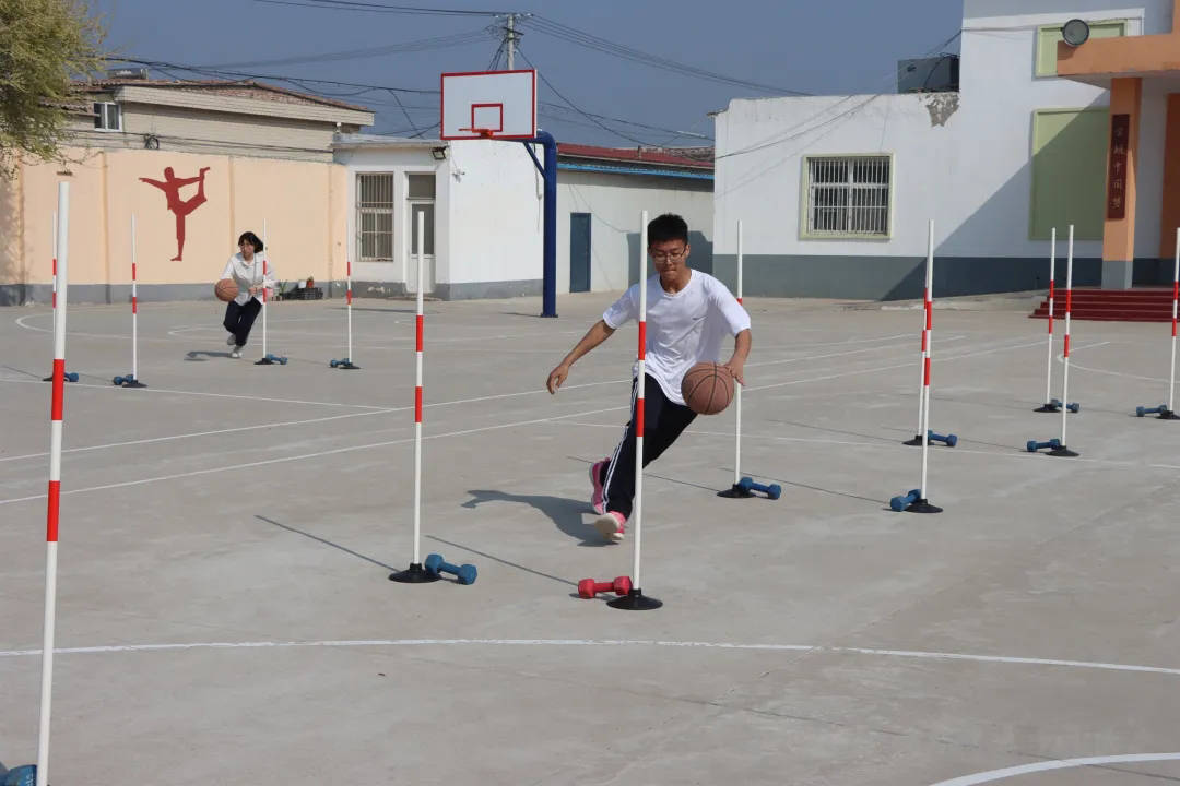清河县举行第二届全民健身大会青少年足球篮球绕杆比赛