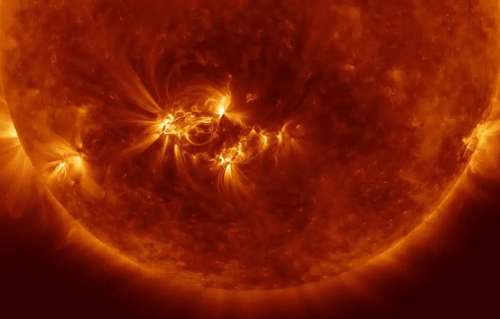 我们可以利用爱因斯坦的质能方程:e=mc05来计算出太阳一生释放出的