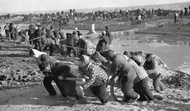 原创人民公仆焦裕禄出殡之日10万人到场更有甚者跳墓坑阻止下葬