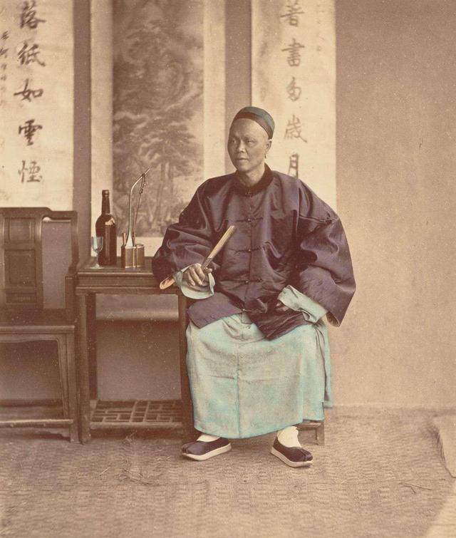 【图9】端坐于中堂的清朝男子,屋子里的地面上铺着草席,看上去也像是