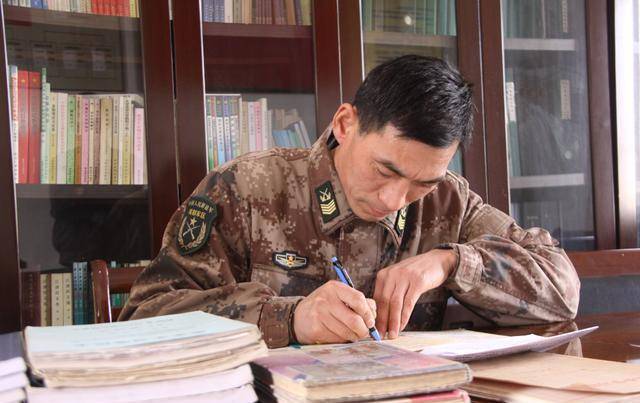 原创一个普通士兵凭什么破格留在部队叫板外国专家避免百万损失
